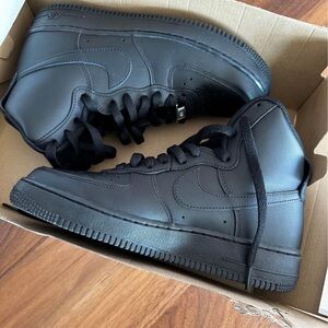 Nike Air Force 1'07 High Triple
Black